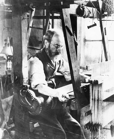 Homme travaillant à un métier à main - English Photographer